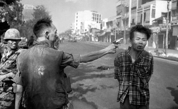 Вьетнамский офицер стреляет в венопленного.