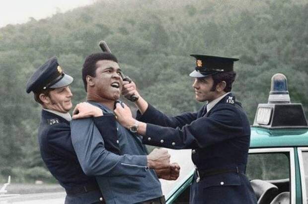 Мохаммед Али фотографируется с двумя ирландскими полицейскими, 1972 год исторические фотографии, история, факты