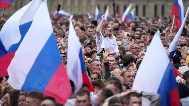 Слезы радости и объятия: как концерт ко Дню России прошел на Красной площади
