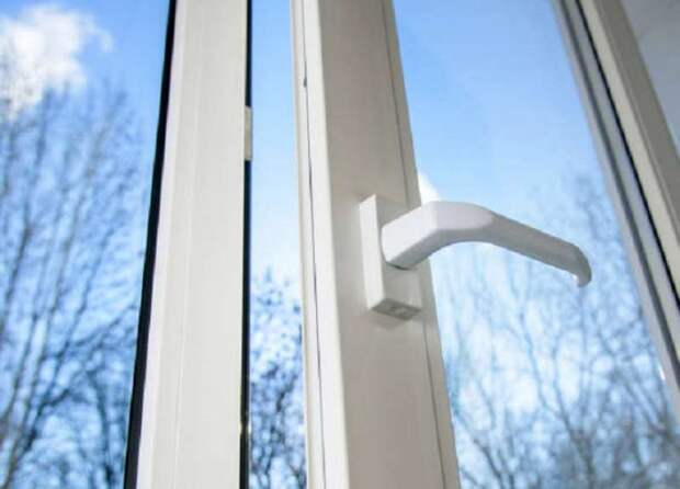 Школьница выпала из окна 4 этажа в Москве после ссоры с родителями из-за пирсинга