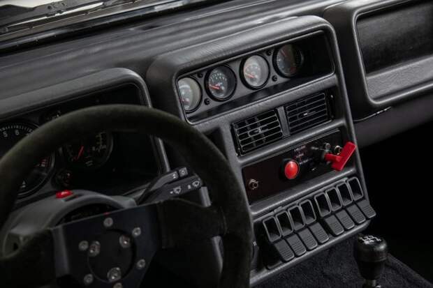 Ультра-редкий гоночный Ford RS200 Evolution из 80-х