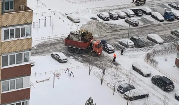 В Тюмени из-за теплой погоды возможно падение снега с крыш домов