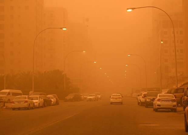 Мощная песчаная буря окрасила Анталью в оранжево-красный цвет