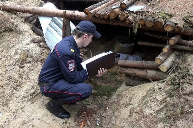 Мужчина набрал микрокредитов и спрятался от апокалипсиса в землянке долги, история, кредиты, прикол