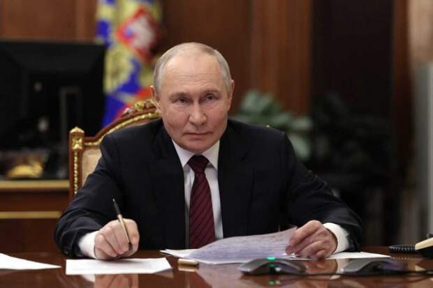 Путин поручил кабмину усилить господдержку семей