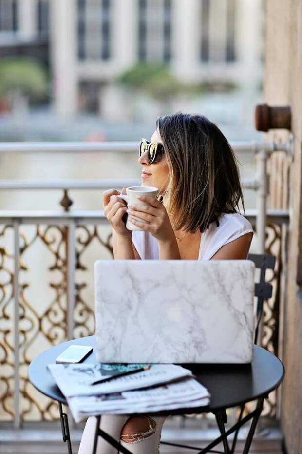 Девушка за компьютером и с кофе