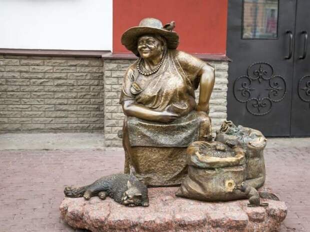На Центральном рынке(Благбаз) Харькова установили фигуру женщины, продающей семечки.