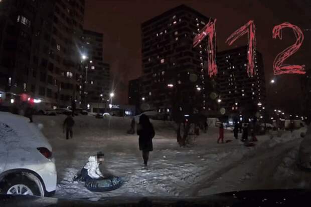 Опасные зимние забавы: дети в Мытищах съезжают на тюбингах прямо под машины