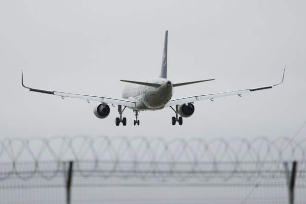 Летевший в Калининград самолет вернулся в Санкт-Петербург из-за неубранных шасси