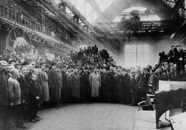 11. Николай II в башенной мастерской завода
