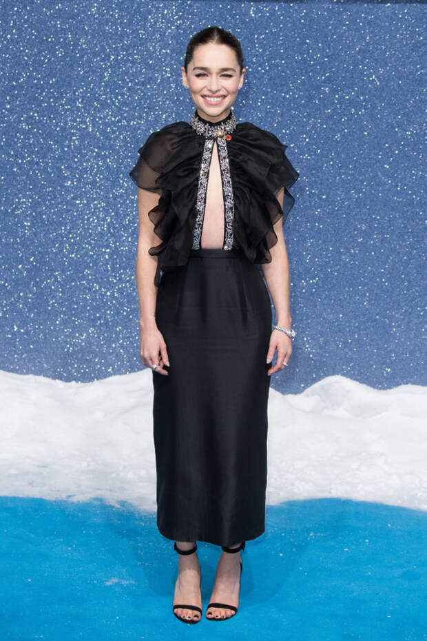 Декольте в форме замочной скважины на прозрачном платье Эмилии Кларк. Новая коктейльная мода? (фото 1)