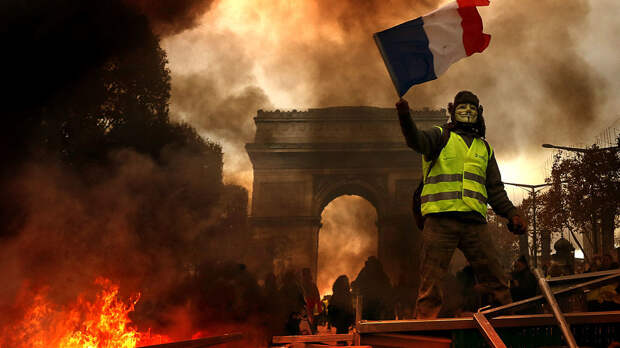 Кто придумал «желтые жилеты»:  Франция бунтует третью неделю 