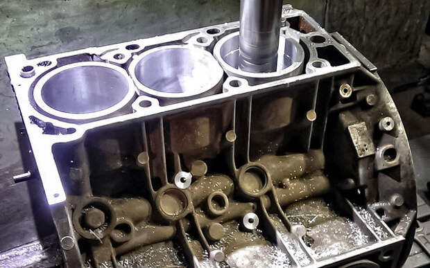 Расточка блока цилиндров V-образного двигателя сложнее и дороже аналогичных работ на рядном двигателе.