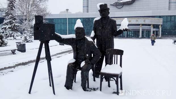 Странная женщина облила краской памятник братьям Люмьер и показала фигу в камеру