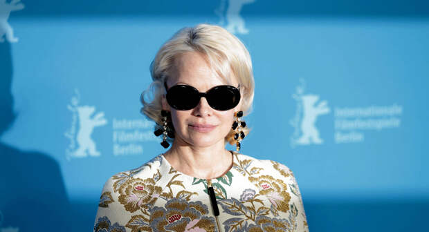 Актриса Памела Андерсон появилась на публике в коротком платье-кейпе