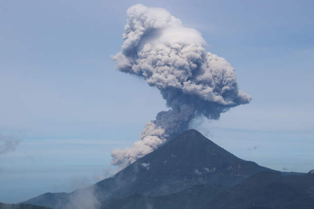 Туристы начали спасаться бегством от извергающегося вулкана и попали на видео