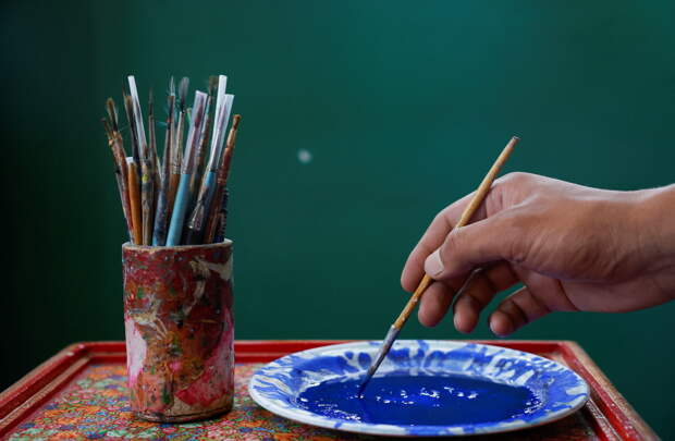 Уникальные картины на рыбьей коже показали в России