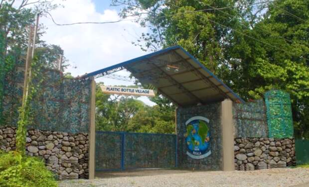 Деревня Plastic Bottle Village, в которой планируют построить 120 пластиковых домов и всю инфраструктуру (о. Бокас-дель-Торо, Панама). | Фото: youtube.com.