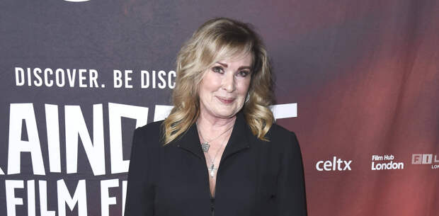 В сети раскритиковали наряд 68-летней актрисы для выхода в свет