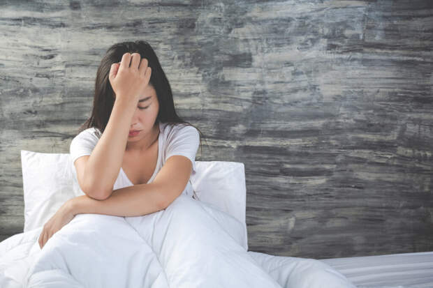 young-woman-is-depressed-white-bed-1024x683 Можно ли справиться с хронической тревогой?