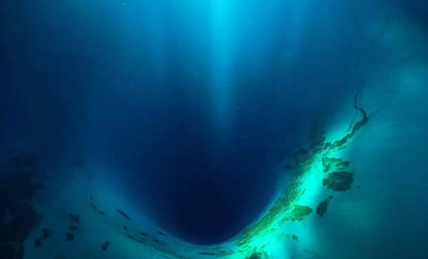 Рядом с Мексикой нашли глубочайшую голубую дыру: на отметке в 450 метров она расходится в стороны