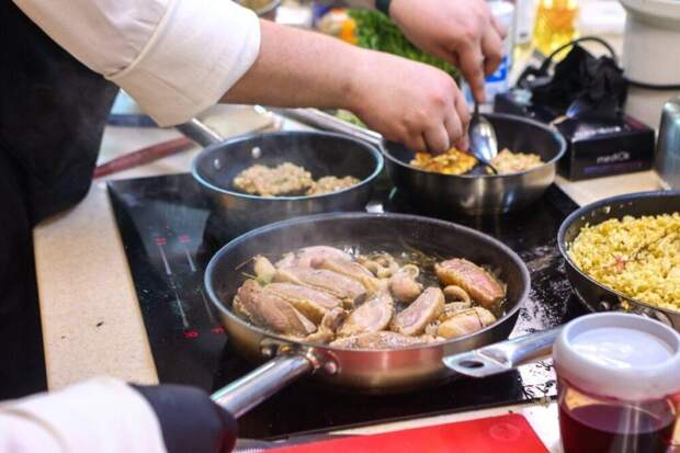 Куриный рулет с яблоком и орехами: домашняя альтернатива колбасе