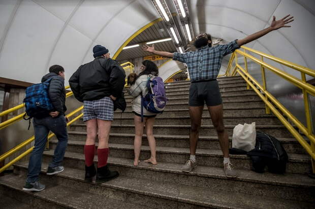 Тысячи людей по всему миру спустились в метро без штанов