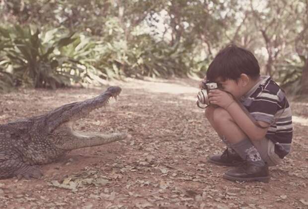 Мальчик снимает крокодила