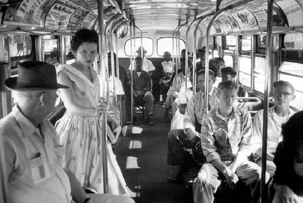 Афроамериканцы сидят в конце автобуса в соответствии с законом о сегрегации Южной Каролины.