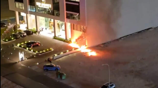 Иранский беспилотник упал рядом с жилым домом в Бахрейне и загорелся