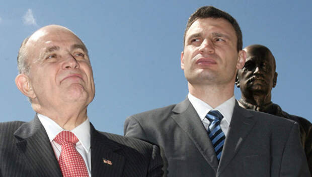 Бывший мэр Нью-Йорка Рудольф Джулиани и кандидат в мэры Киева, боксер Виталий Кличко (слева направо