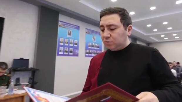 Торжественная Церемония с Неожиданным Концом В Санкт-Петербурге, в здании полиции Калининского района, состоялось торжественное мероприятие, посвященное принятию в гражданство России группы мужчин из-4
