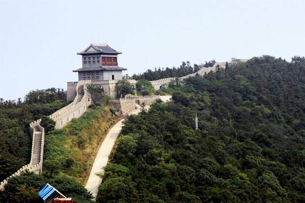 Фрагмент Великой Китайской стены в «Парке мира» (Хуаси, Китай).