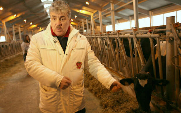 Павел Грудинин. Недавно открыли ферму. Молоко продают работникам совхоза.
