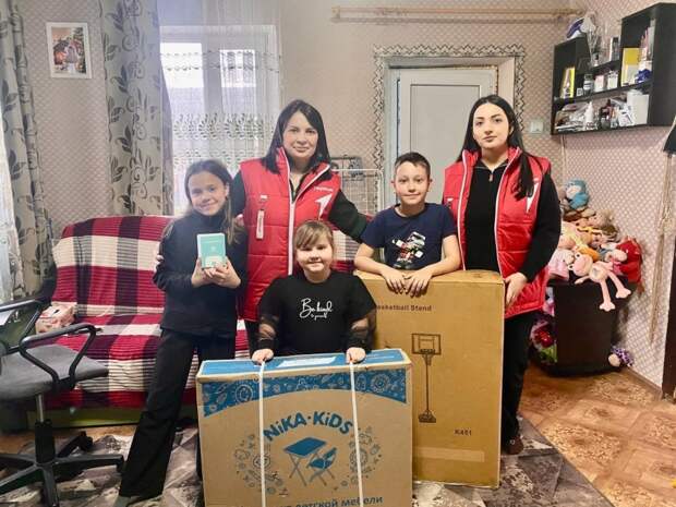 Первые Красногвардейского района передали подарки детям в рамках акции "Елка желаний"