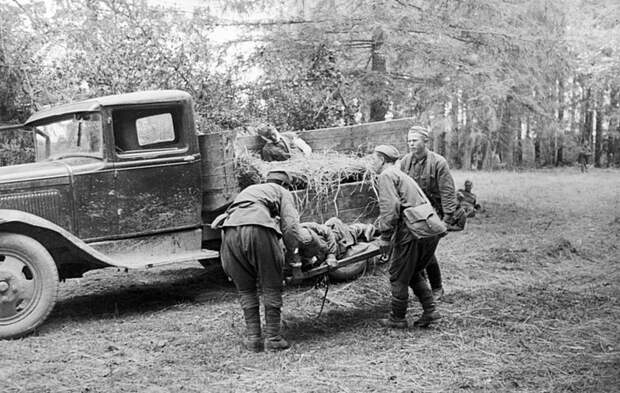 Выгрузка раненых красноармейцев из грузовика ГАЗ-АА на батальонном пункте первой помощи. Время съемки: июнь 1941