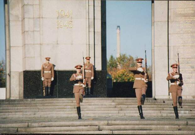 Модный танец из гдр 5. Советская армия в ГДР. Советские войска в ГДР. Женщины военнослужащие в ГСВГ. Форма армии ГДР.