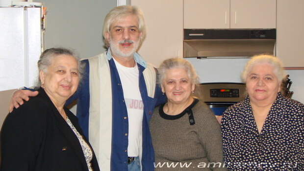 Ефрем Амирамов с сёстрами (слева направо): Cветлана, Щифро, Хайя, 2006 год (http://amiramov.ru)