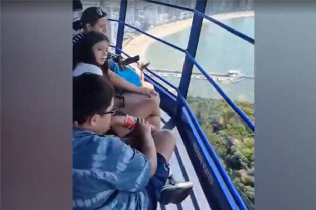 Десятки туристов повисли в воздухе на сломанном аттракционе и попали на видео