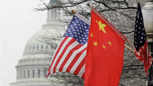 Флаги США и Китая на фоне здания Конгресса США в Вашингтоне. Архив