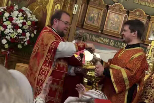 В Подмосковье священник облил прихожан водой из кубка во время службы
