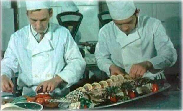 Повара готовят блюда - рестораны в СССР