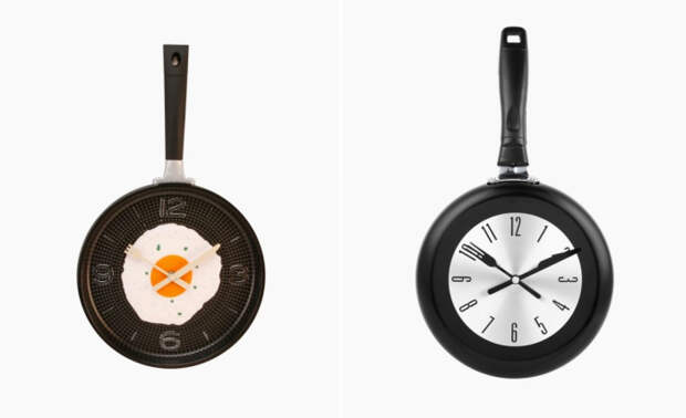 Отличные настенные кухонные часы в форме сковородки со стрелками в виде столовых приборов.