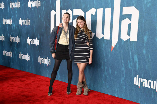 Актриса Милла Йовович в мини-юбке снялась с дочерью Эвер