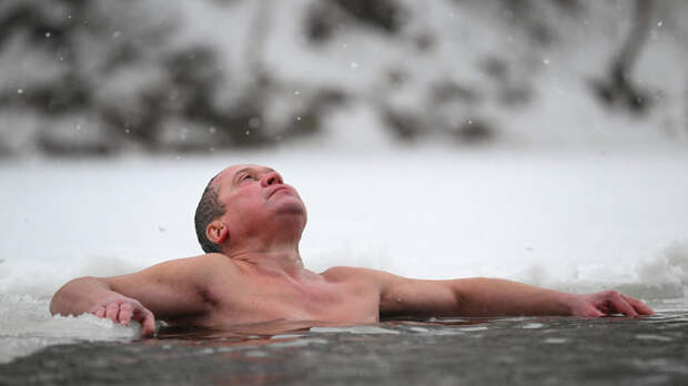 Офтальмолог посоветовала вытирать глаза после купания в проруби личным полотенцем