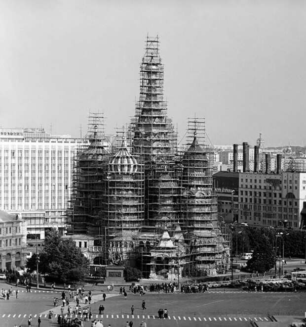 Реставрация собора Василия Блаженного на Красной площади. Фото Виталия Карпова, Москва, 1979