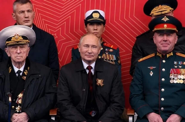 Путин после парада обнял ветерана-адмирала Света Турунова