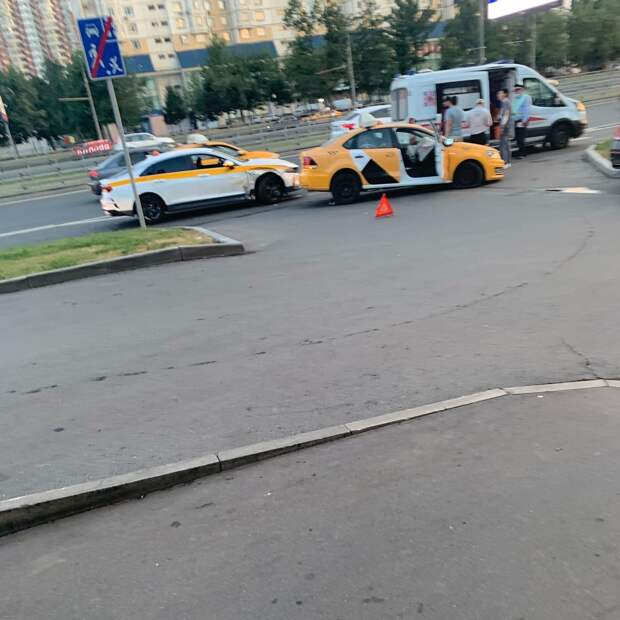 Два таксиста не поделили дорогу на проспекте Маршала Жукова