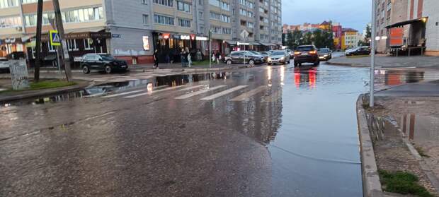 Смоляне пожаловались на ливневки, которые установлены выше уровня асфальта