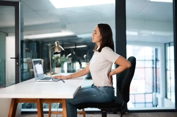 Эксперт Завадская: гаджеты для правильной осанки могут усилить сутулость